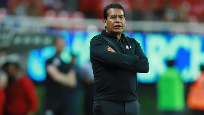 Alberto Coyote en el partido de Chivas