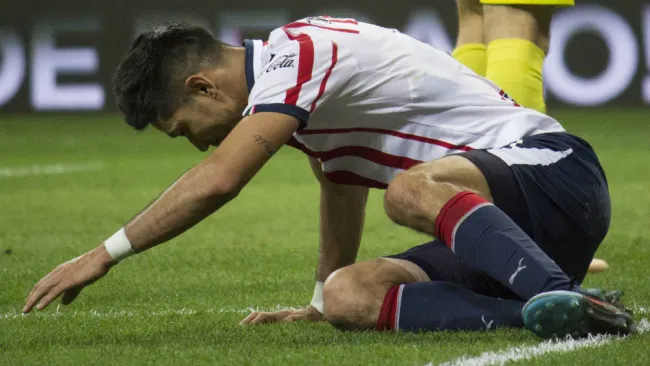 Jesús Molina se lamenta en duelo contra Chivas