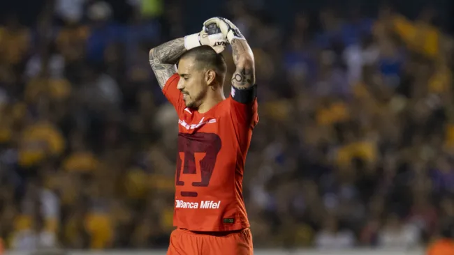 Alfredo Saldívar se lamenta durante un juego de Pumas