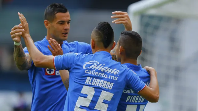 Jugadores de Cruz Azul celebran anotación contra Gallos