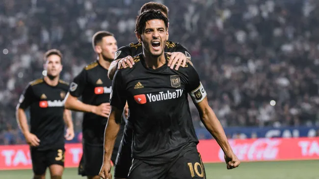 Carlos Vela celebra una anotación con el LAFC