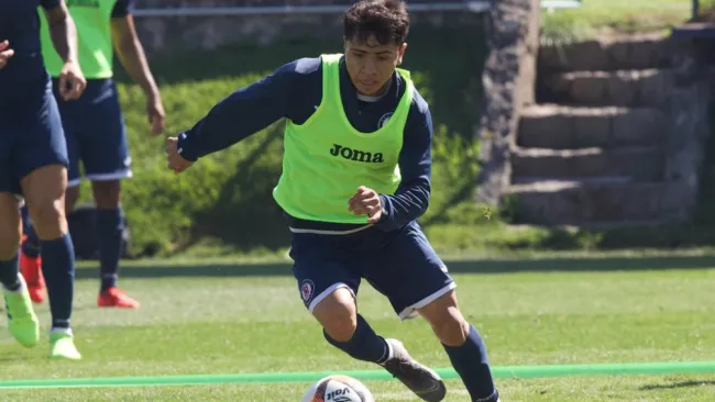 Domínguez durante entrenamiento del Cruz Azul 