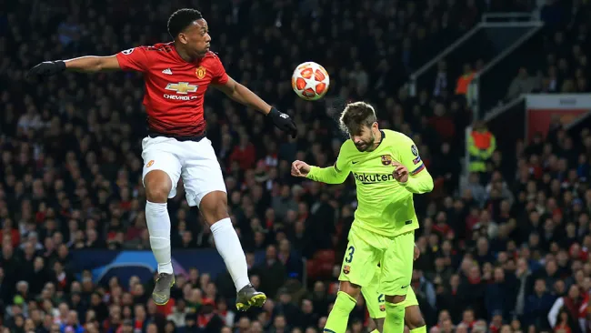 Piqué despeja balón en juego contra Manchester United 