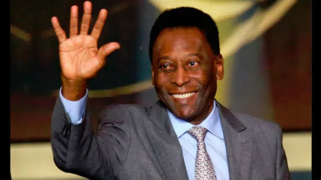 Pelé saluda a los asistentes a un evento