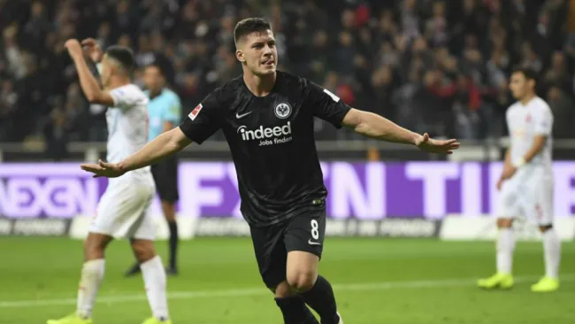 Jovic celebra anotación con el Eintracht Frankfurt