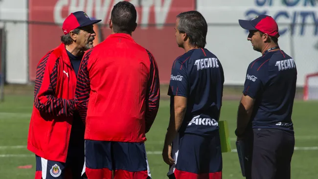 Tomás Boy dialoga con los integrantes de su cuerpo técnico