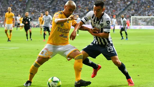 Luis Rodríguez y Carlos Rodríguez durante un Clásico Regio 