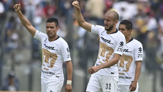 Jugadores de Pumas después de un partido en CU