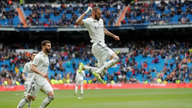 Benzema festeja gol con el Real Madrid