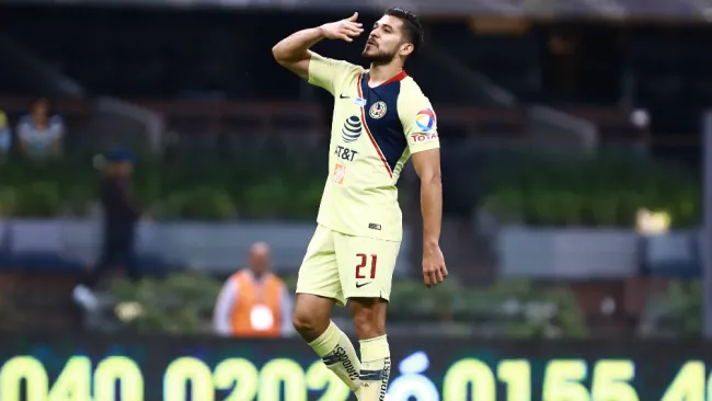 Henry Martín festeja un gol con América