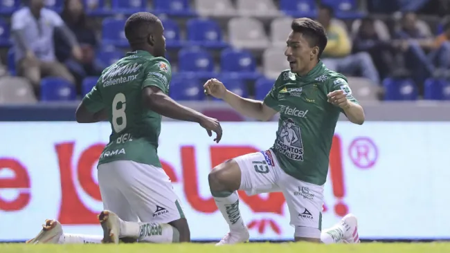 Jugadores de León celebran un gol