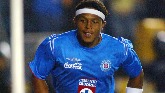 Pavón celebra una anotación con Cruz Azul en el C2005