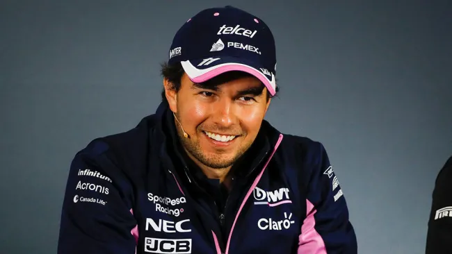 Checo Pérez sonríe durante una conferencia