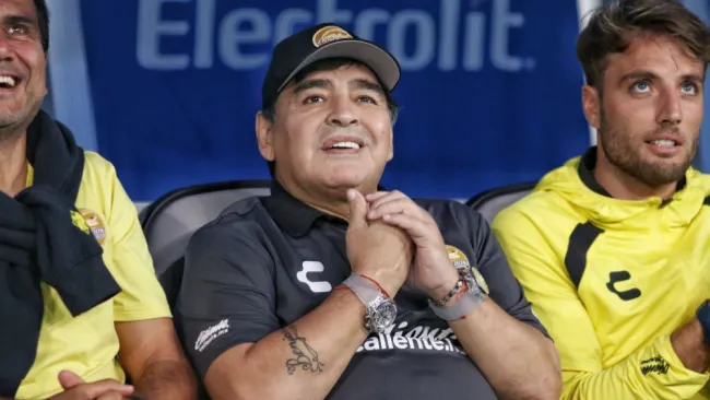 Maradona desde el banquillo de Dorados