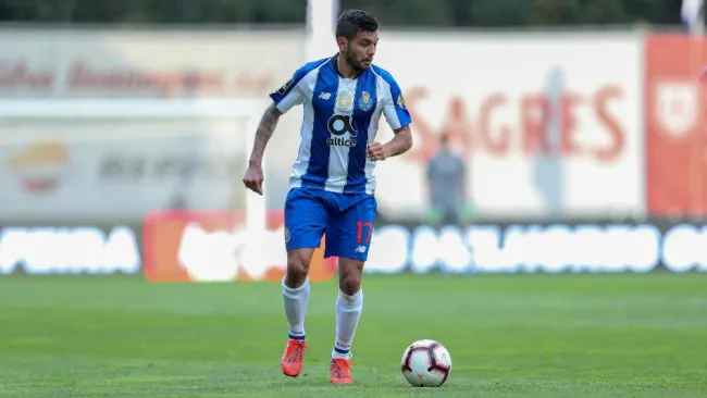 Tecatito Corona durante partido con el Porto