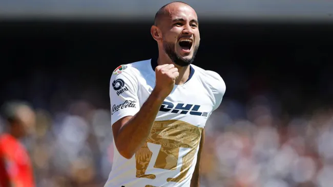 Carlos González festeja gol con Pumas