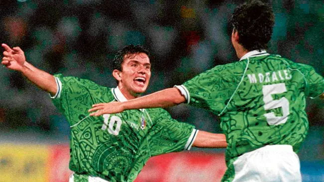 Chato Rodríguez celebra su tanto ante los chés con Carlos Adrián Morales