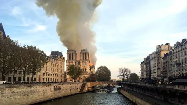 Catedral de Notre Dame durante el incendio 
