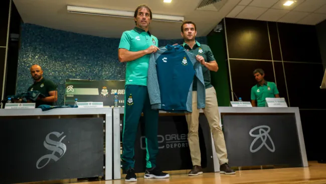 Guillermo Almada durante su presentación como nuevo DT de Santos