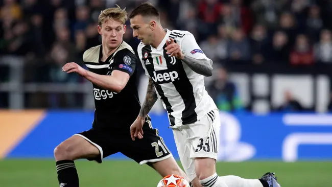 Bernardeschi conduce el balón en juego contra Ajax