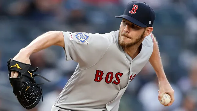 Chris Sale intenta lanzar una bola