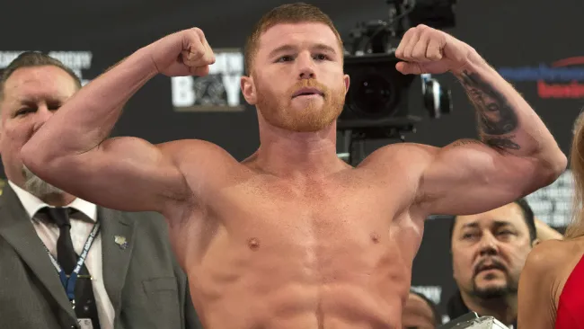Canelo Álvarez durante un pesaje