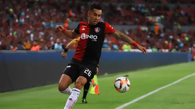 Isijara controla balón en juego del Atlas