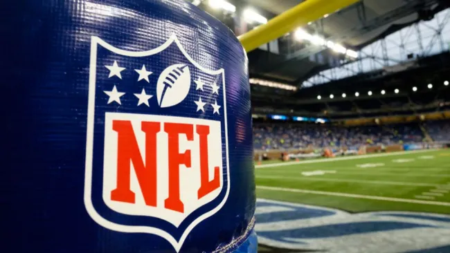 Logo de la NFL en un estadio