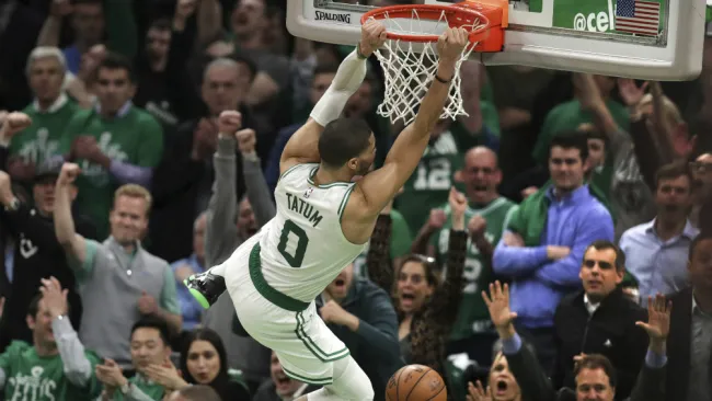 Jayson Tatum anota para Boston