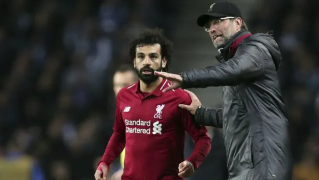 Klopp da indicaciones a Salah en un partido