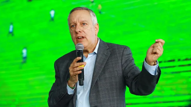 Arturo Brizio durante un evento de la FMF