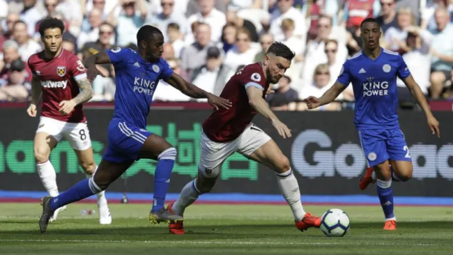 Snodgrass disputa un balón con Ricardo Pereira