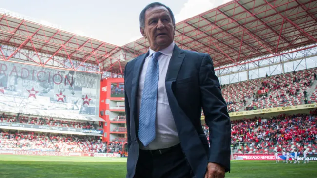 Meza durante un partido de la Liga MX 