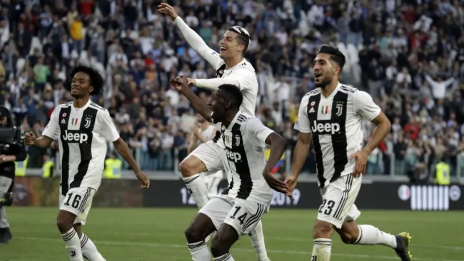 Jugadores de Juventus festejan título liguero