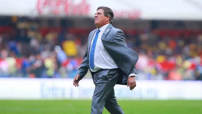 Miguel Herrera durante un duelo con América