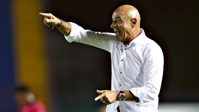 El Chelís dirigiendo un partido