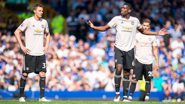 Paul Pogba reclama a sus compañeros durante el partido contra Everton