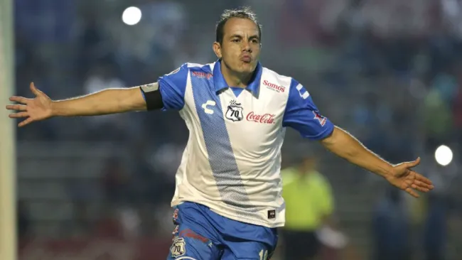 Cuauhtémoc Blanco festeja gol con el Puebla