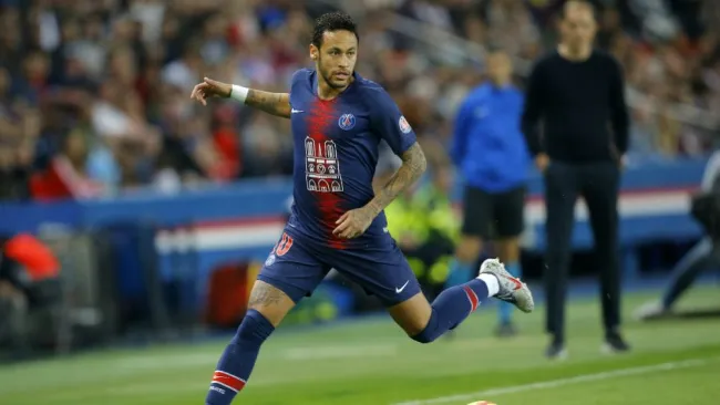 Neymar corre tras su regreso a las canchas con el PSG