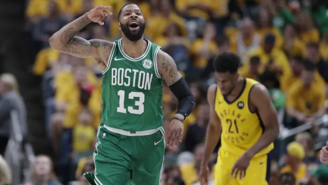 Marcus Morris festeja una anotación contra los Pacers