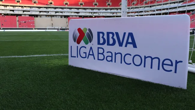 Pancarta de la Liga MX en el Estadio Akron