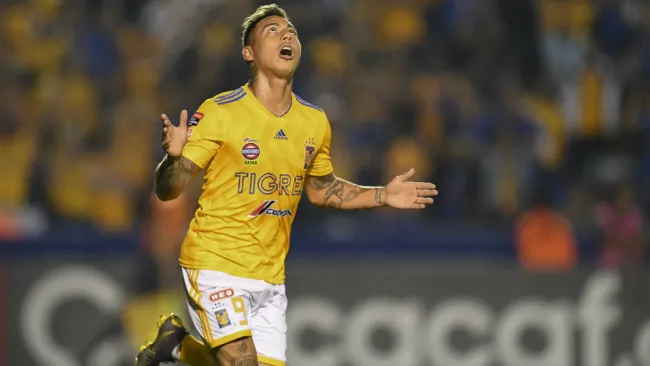 Edu Vargas durante un juego de Tigres