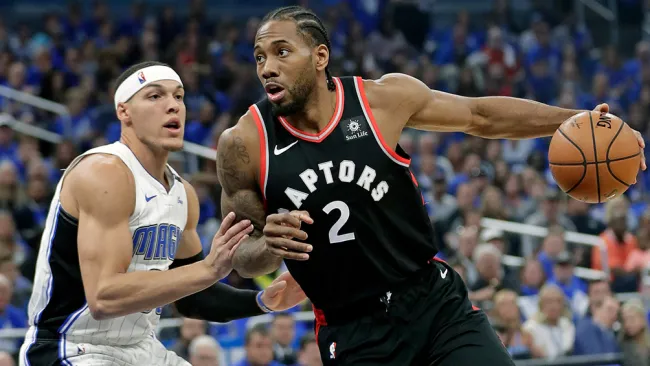 Leonard conduce el balón entre la marca rival