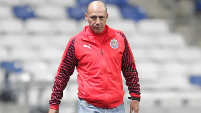 Luis Díaz previo a un partido de Chivas femenil 