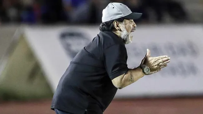 Maradona dirigiendo a Dorados en el partido vs Cimarrones 