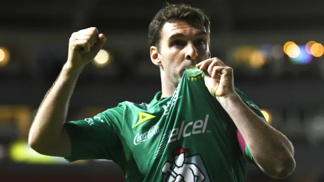 Mauro Boselli celebra una anotación frente al Necaxa 