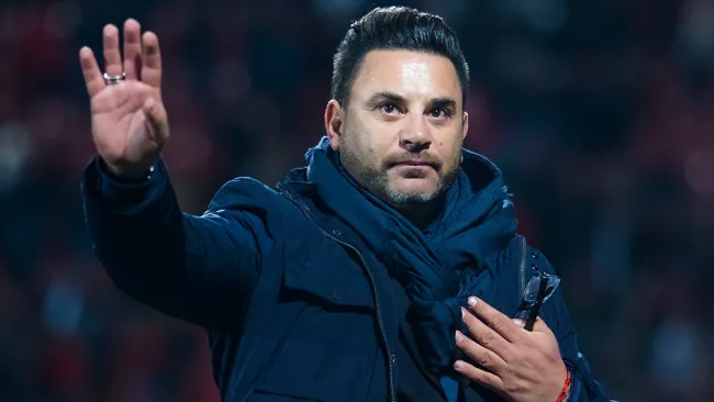 Antonio Mohamed saluda a la grada en juego de Rayados