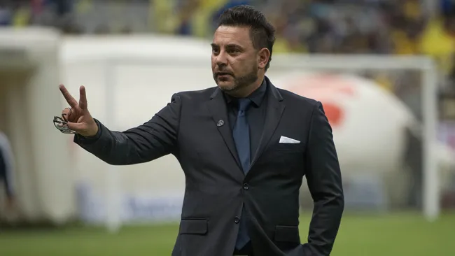 Mohamed saluda en el Estadio Azteca