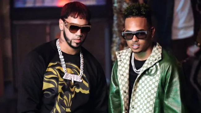 Anuel y Ozuna durante la grabación de un videoclip 