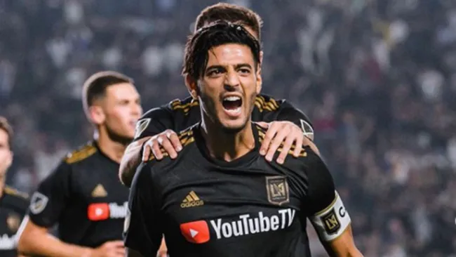 Carlos Vela festeja un gol con el LAFC